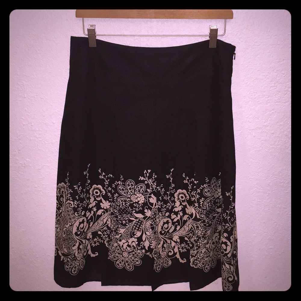 Pleated, flowy skirt with cream floral accents